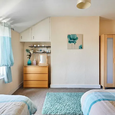 Host & - Norwood Street *