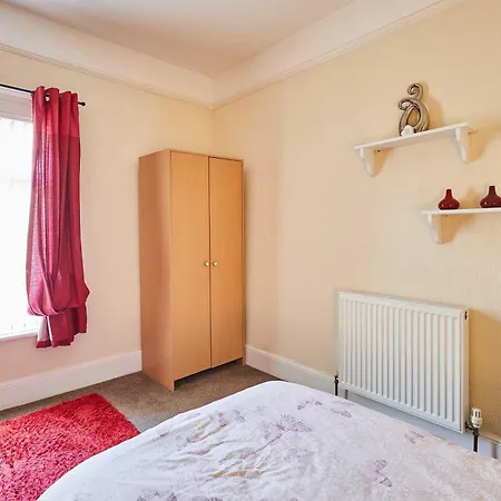 Host & - Norwood Street * Scarborough